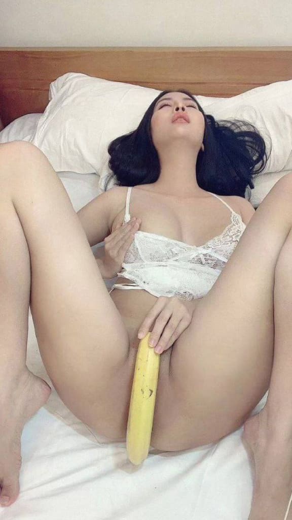 รูปโป๊สาวนมใหญ่เอากล้วยหอมยัดรูหี-1